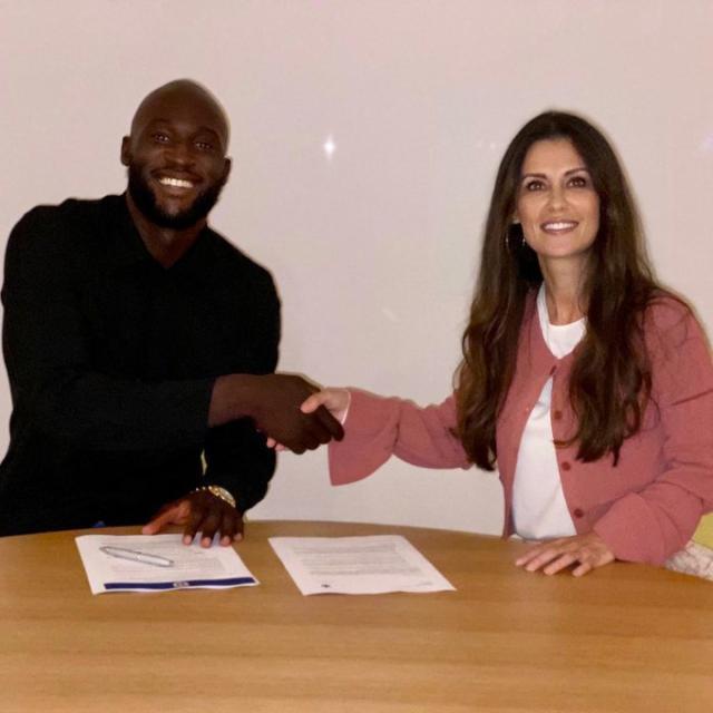 开云体育-切尔西官宣亿元中锋加盟 卢卡库重回蓝桥再征英超